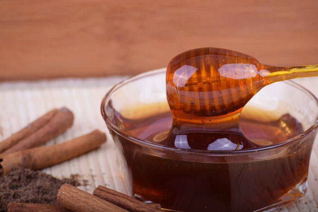 cinnamon-benefits-for-skin: cinnamon-and-honey