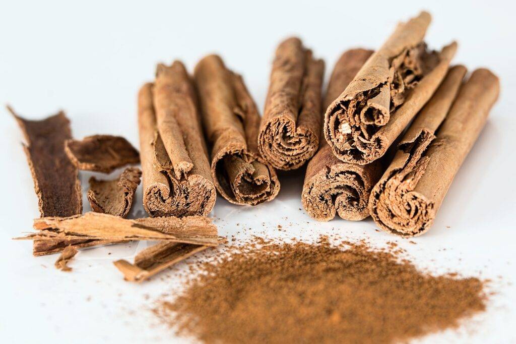 cinnamon-benefits-for-skin: cinnamon-sticks-&-powder 