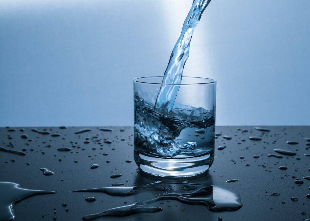 What-are-diabetes'-early-signs: glass-of-water